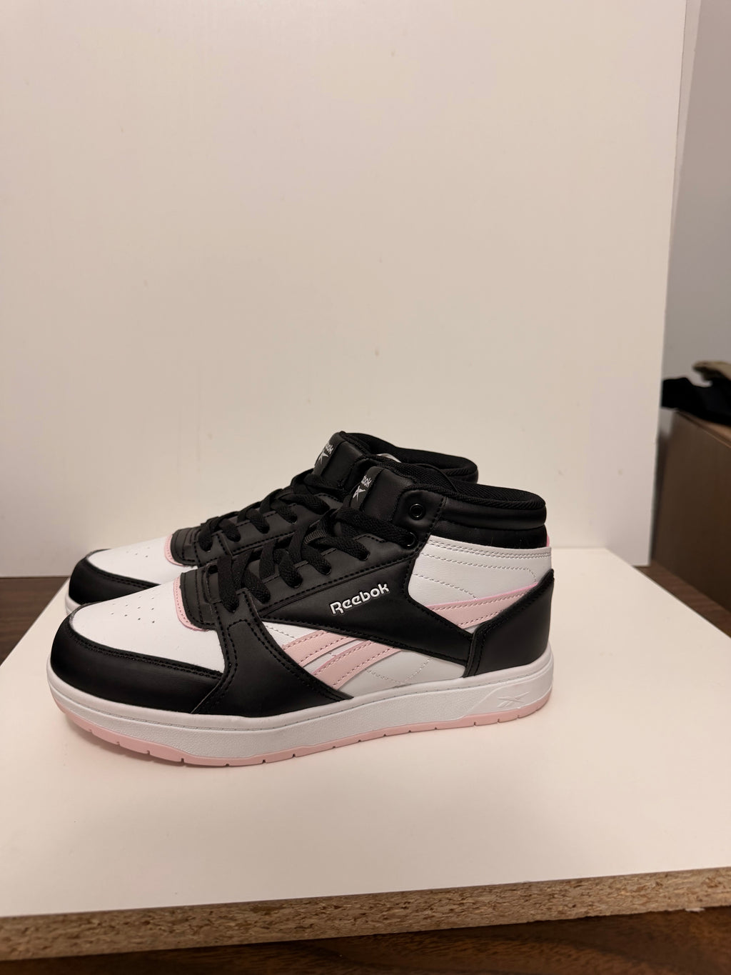 Tenis Reebok Classic High-Top Retro – Blanco, Negro y Rosa Pastel
