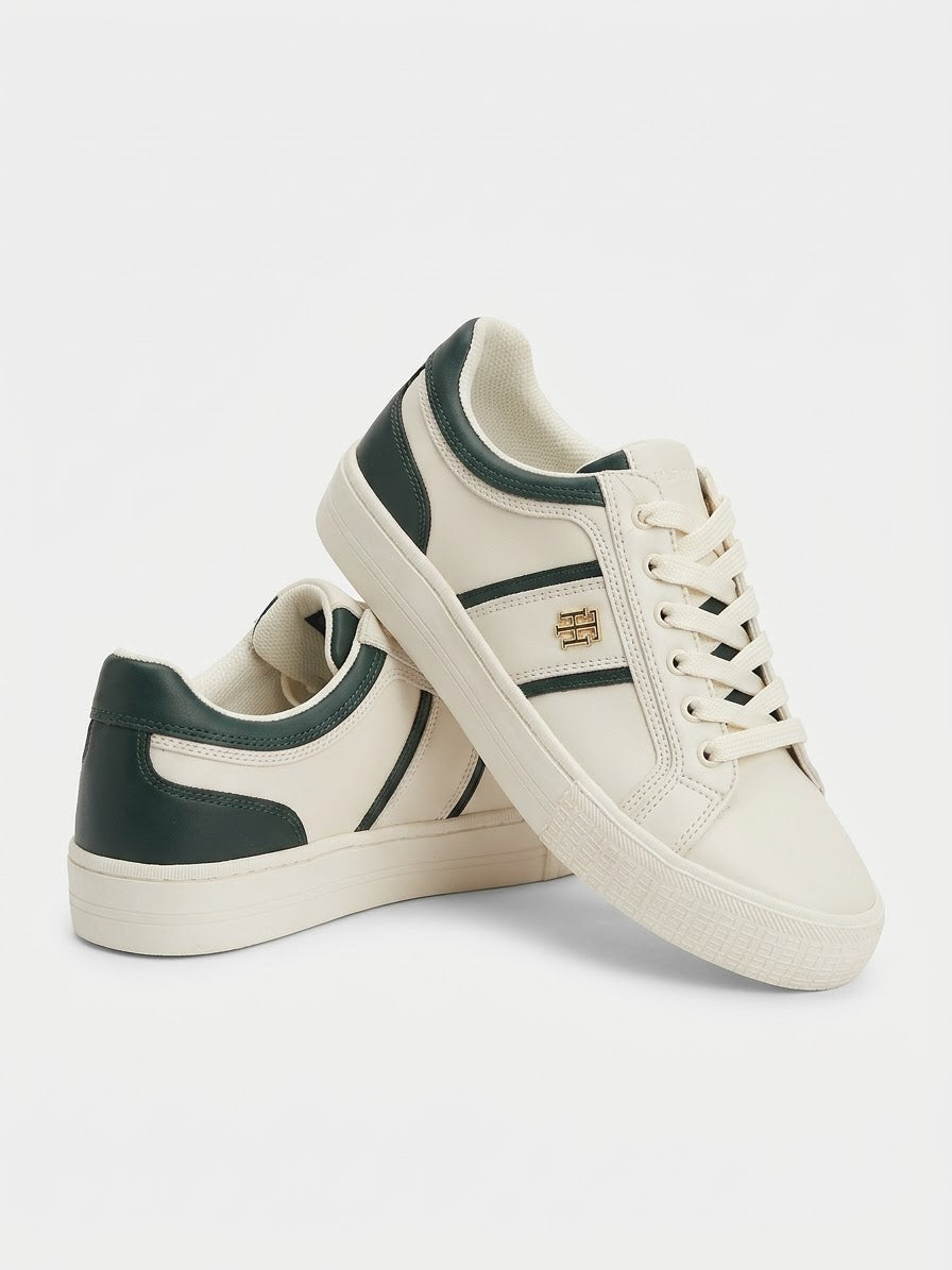 Sneakers Tommy Hilfiger Casual Mujer – Marfil con Verde Bosque y Placa Dorada⁠