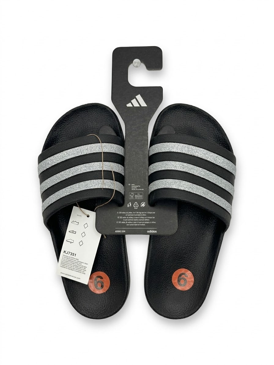 ⁠Sandalias Deportivas Adidas Adilette Slides Dama – Negras con Franjas Glitter Plateadas