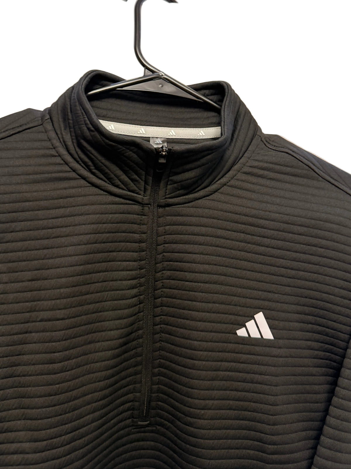 Buzo Deportivo adidas Hombre – Negro Acanalado con Cremallera 1/4 Zip y Cuello Alto