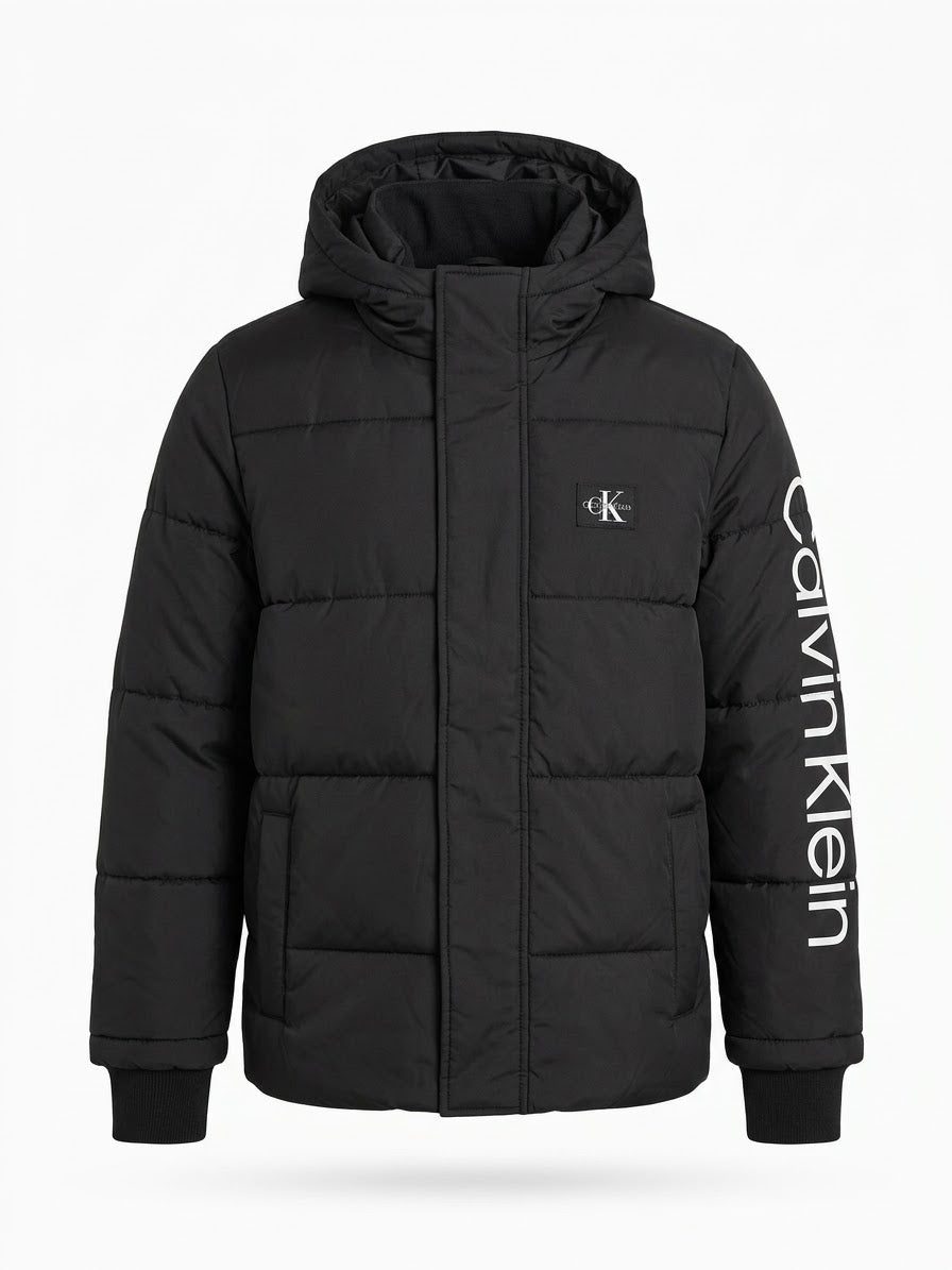 Chaqueta Acolchada Calvin Klein Boys – Puffer Térmica Negra con Capucha y Logo en Manga