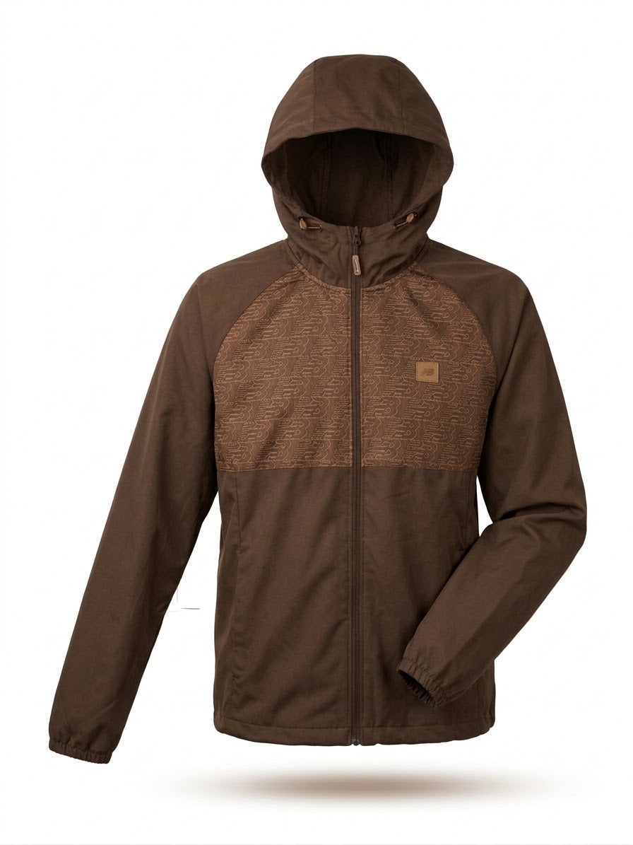 Chaqueta Cortavientos New Balance Hombre – Café Moka con Capucha y Panel Monograma NB