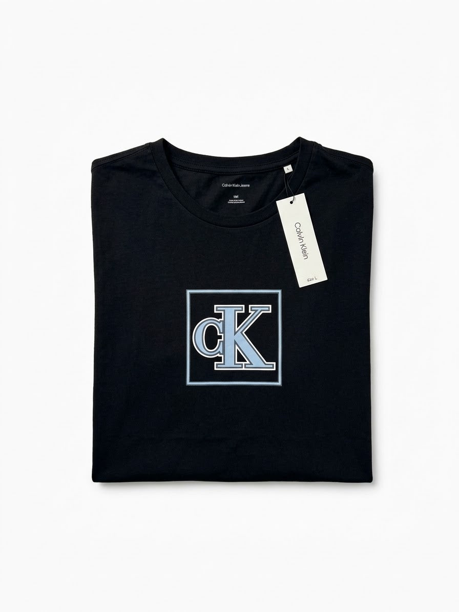 Camiseta Calvin Klein Jeans Hombre – Negra con Monograma cK Celeste (Talla L)